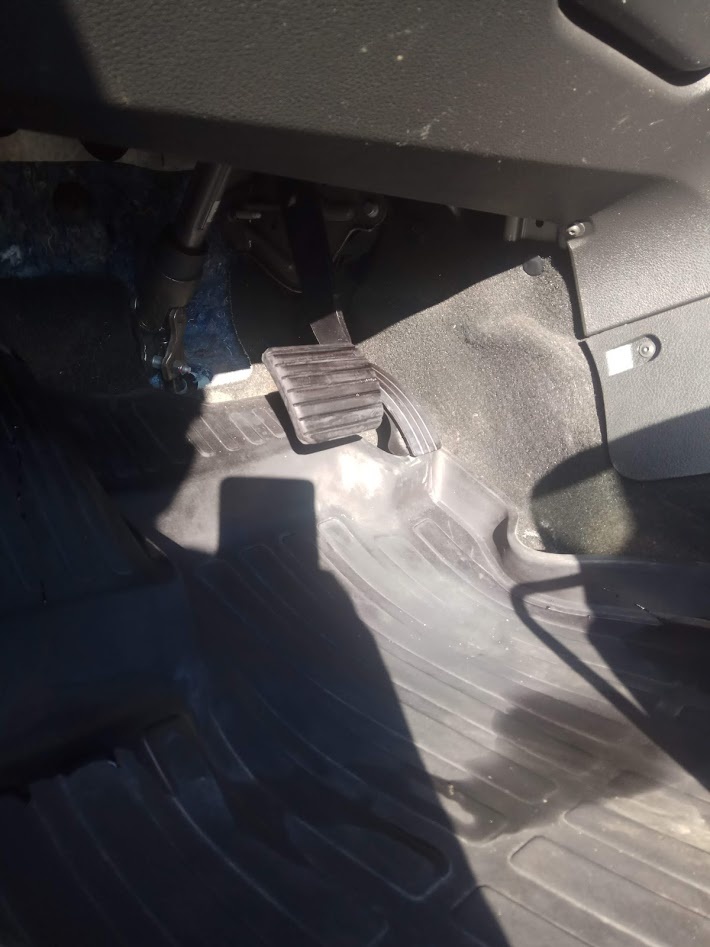 Закусило педаль газа ковриком.