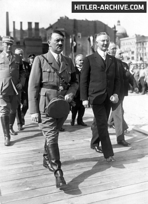 Гитлер и министр экономики Ялмар Шахт