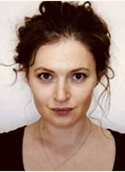 России XIX века «шерше ля фам» становится настолько расхожей фразой, что у неё появляются русские аналоги. Например, герой романа И. С. Тургенева «Рудин» Африкан Пигасов, услышав рассказ о каком-нибудь происшествии, неизменно спрашивал: «А как её зовут?» — имея в виду девушку, из-за которой наверняка произошла та или иная оказия. 