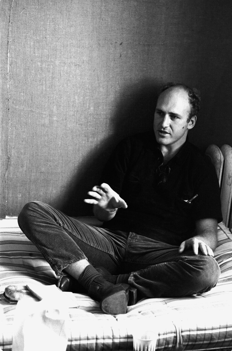 Кен Кизи («Пролетая над гнездом кукушки»)
По версии журнала Time “Пролетая над гнездом кукушки” Кена Кизи вошло в список из 100 лучших произведений Англии. Писатель считается одним из главных творцов бит-поколения и именно Киз оказал ощутимое влияние на контркультуру середины 20 века.