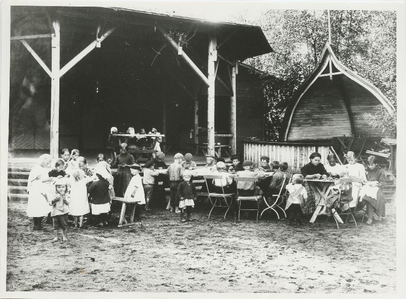 Детский сад, основанный Натальей Нордман-Северовой, у летнего театра «Прометей». Дата съемки: 1910 год. МАММ / МДФ