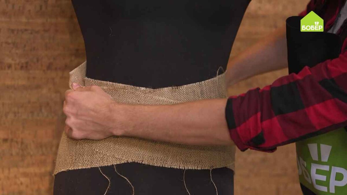 Возьмите ленту из мешковины для обвязки деревьев, обмотайте талию манекена в несколько слоёв и зафиксируйте.