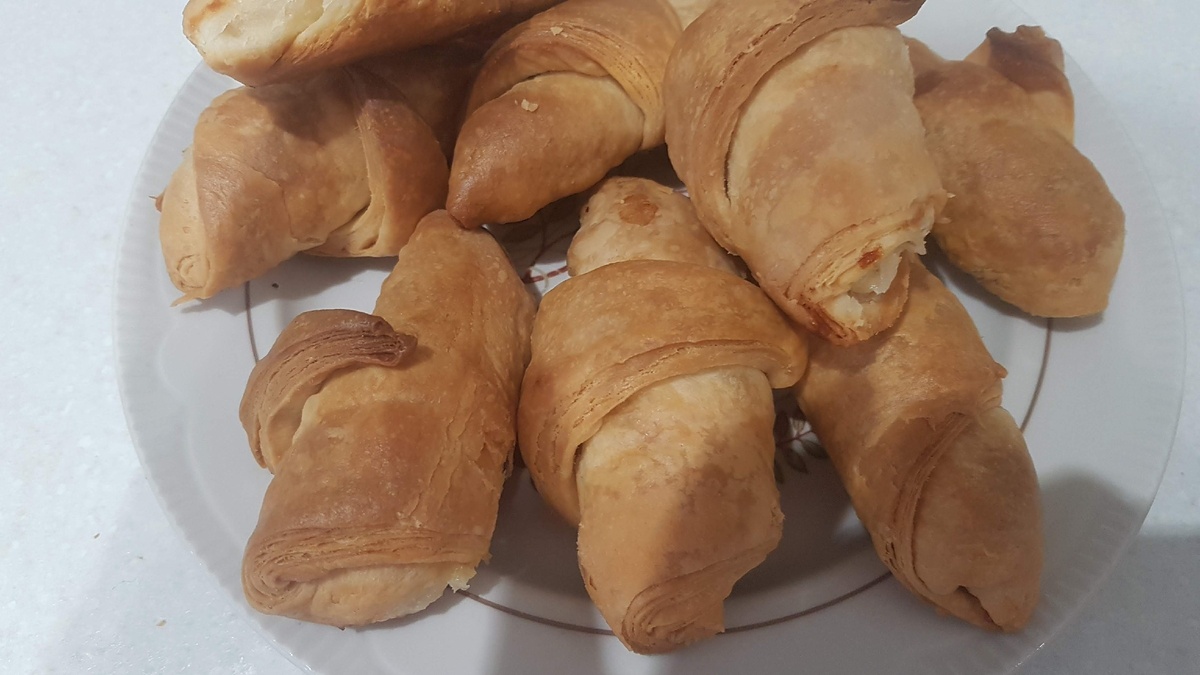 Современные супермаркеты предлагают достаточно большой выбор  уже готовых изделий из теста. Вот только найти знакомый с детства вкус домашней выпечки очень сложно. То купишь песочное печенье  с ярко выраженным "химозным" ароматом, то круассаны со вкусом черного хлеба, то ушки, о которые можно сломать зубки.