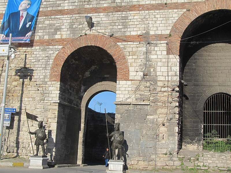 Ворота в город. Картинка свободный доступ интернета.