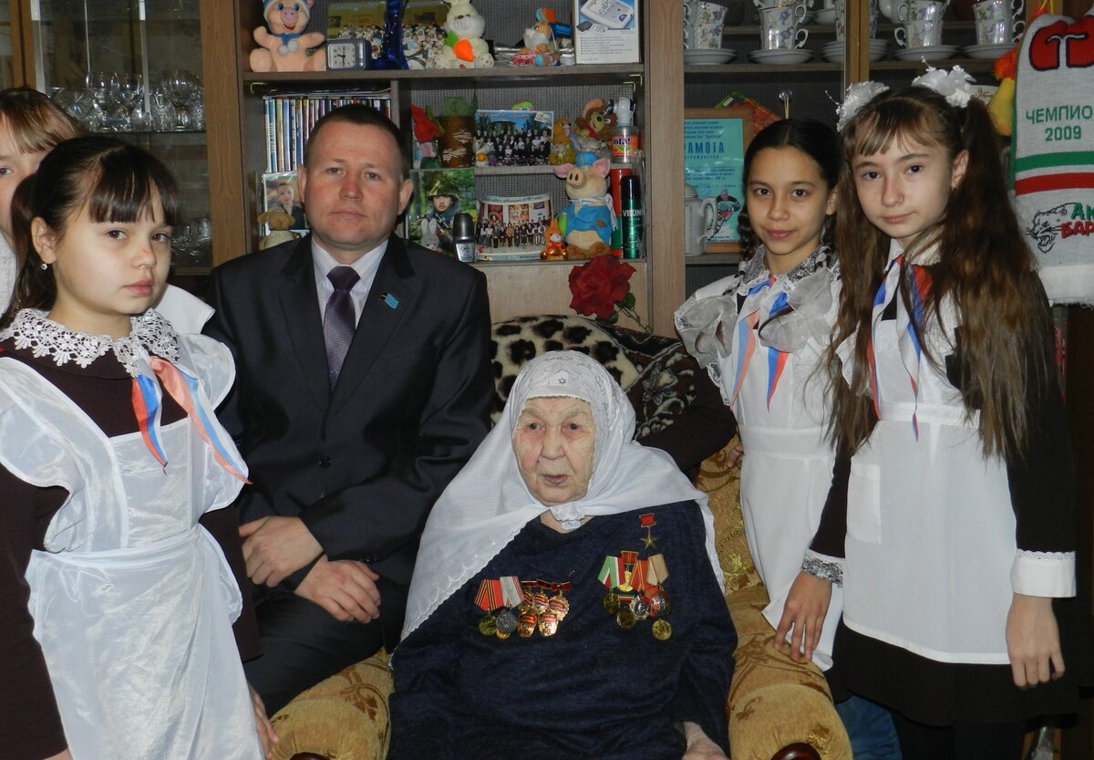 Три поколения. Герой Социалистического Труда свиновод Миннури Хайруллина вознаграждена за ударный труд советским правительством.  Среднему  поколению пришлось хлебнуть лиха при переходе страны  к капитализму. А у школьниц 21 века многое впереди, но им повезло в том плане, что в Республике Татарстан не рубили всё сплеча, сохранили лучшие традиции советского прошлого (но строительство свиноводческих комплексов в аулах перестали навязывать)   