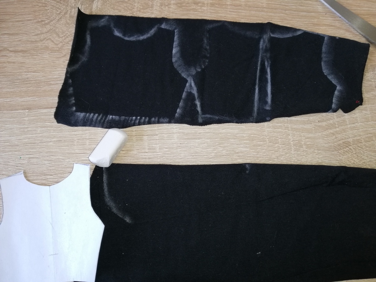 Я обвожу обычным мелом, очень удобно для тянущихся легких тканей. Рукав сразу складываем вдвое.