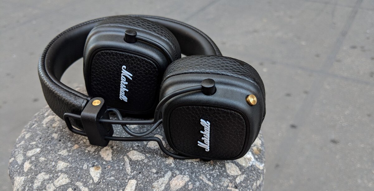 MARSHALL MAJOR III BLUETOOTH в черном исполнении.