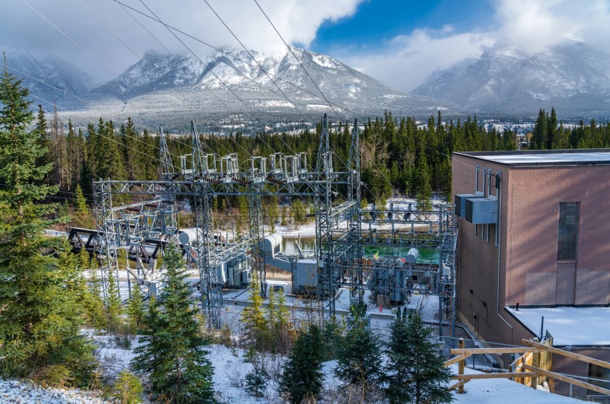 Гидроэлектростанция Рандл в канадских Скалистых горах - один из многих гидроэнергетических проектов, благодаря которым Канада заняла 4-е место в списке стран-производителей водорода.