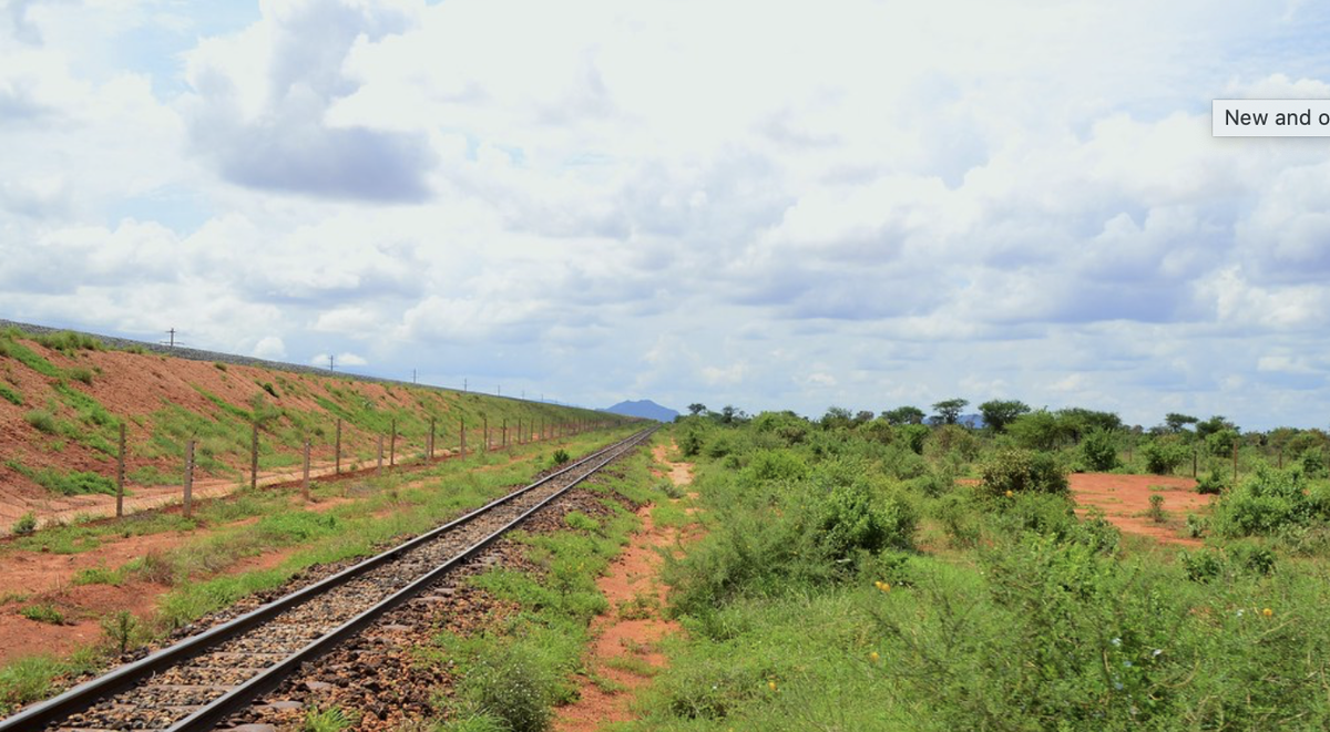 Так выглядит старинная колониальная линия. Какое-то редкое локальное грузовое движение по ней присутствует
