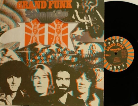 Grand Funk "Shinin' On", 1974 г. В том месте, где прорезь в центре конверта, должны быть вставлены стерео-очки для разглядывания специально отпечатанного в нечеткой с виду краске конверта в стерео-режиме. На этом фото их нет, зато их можно увидеть на нижних фото