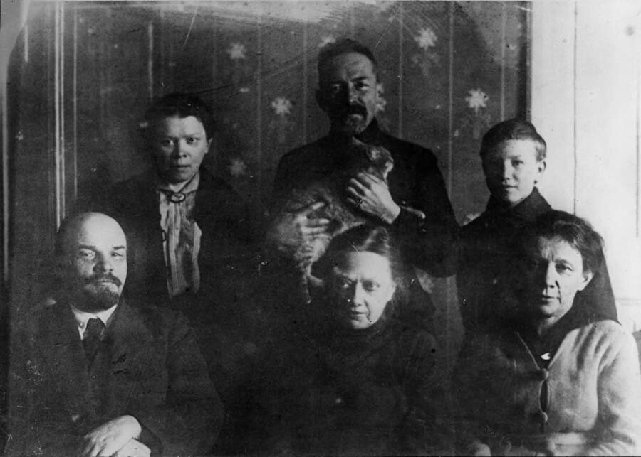 Владимир Ленин с семьей. Источник: Российский государственный архив