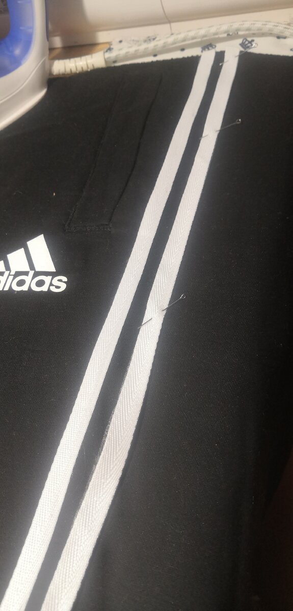 Чертим первую полосу с передней части от бокового шва, к шву вплотную.  Кладём ленту паутинку, на неё репсовую, прикалывает иголками. 