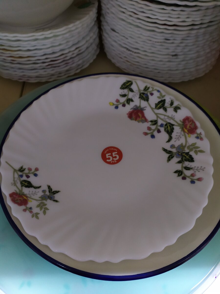 Со сказочными цветами, похожими не то на пионы, не то на распустившиеся розы. 