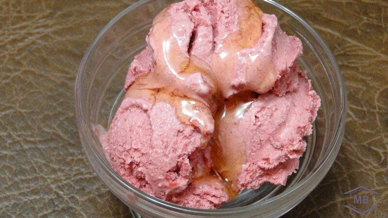 яблочное мороженое блендером. молочные коктейли в блендере. вишнёвое мороженое с дробленым карсным перцем. домашнее мороженое из клубники. как приготовить мороженое в блендере.