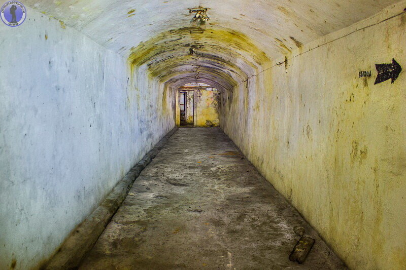 Заброшенный в недрах прибрежной скалы "Спецобъект №2 МПВО", построенный ...