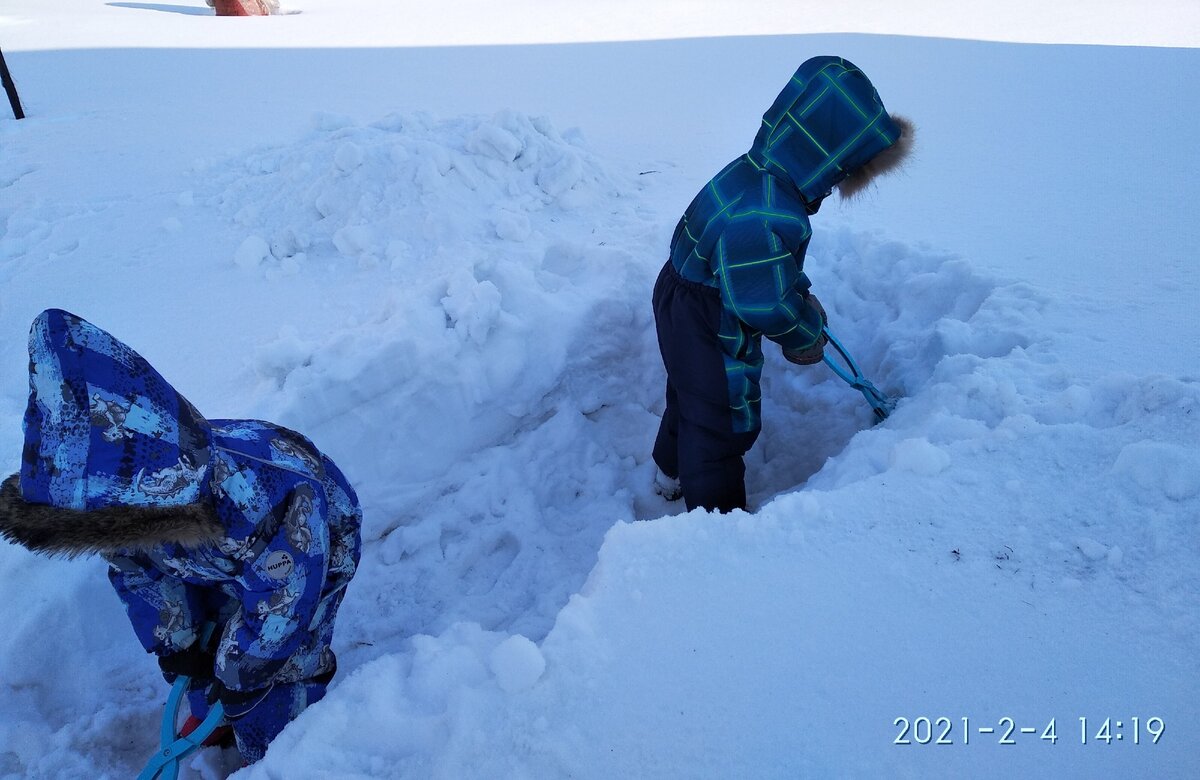 Паша и Вадя копают снег