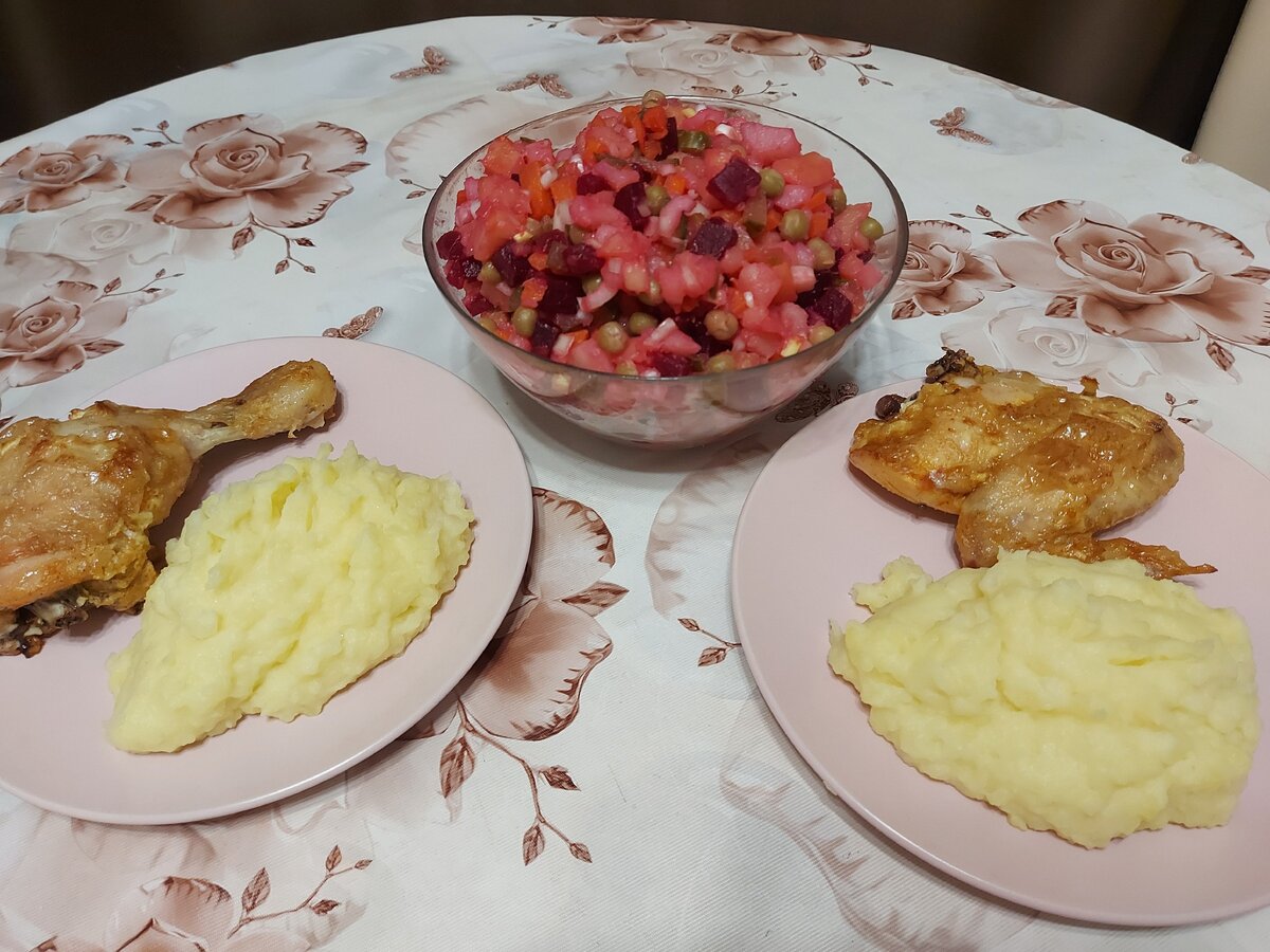 Винегрет и запечённая курочка с картофельным пюре на ужин. Ссылку на рецепт курочки размещу в конце статьи.