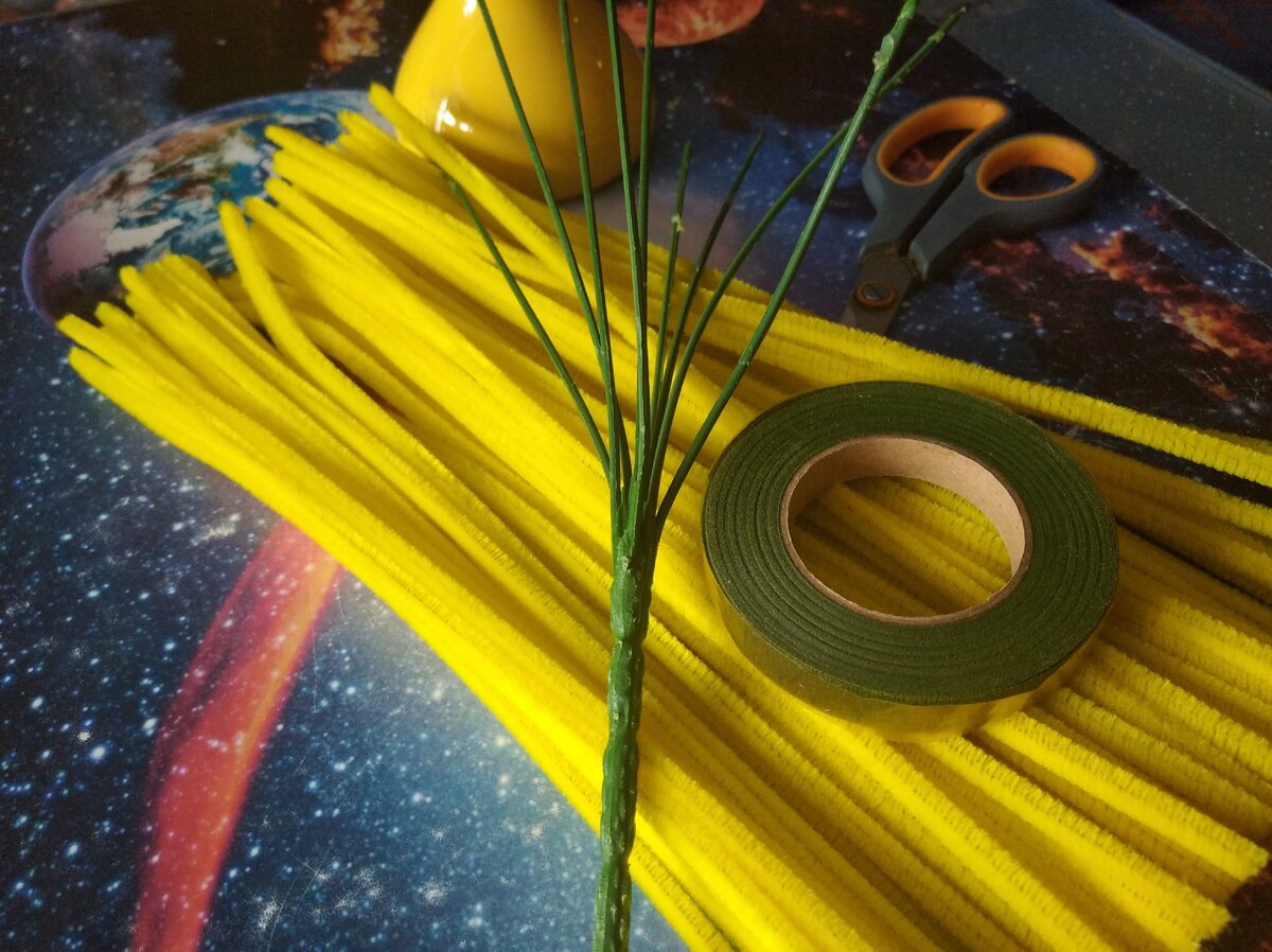 Нам потребуются пушистая проволока, ножницы, основа, флористическая лента