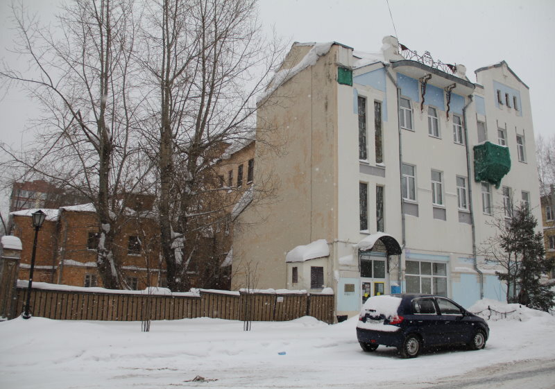 Туберкулезный диспансер ОГУЗ «ТФМЦ» с бактериологической лабораторией (пристройка слева). Рядом расположены два жилых многоквартирных дома