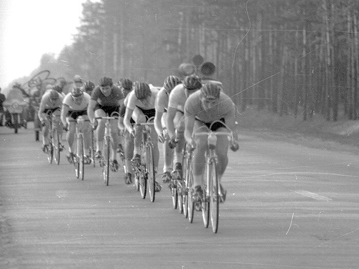 Шоссейная велогонка, проходившая в окрестностях Киева  весной 1968 года. Фотография из коллекции Веломузея Андрея Мятиева. Фотография из коллекции Веломузея Андрея Мятиева.