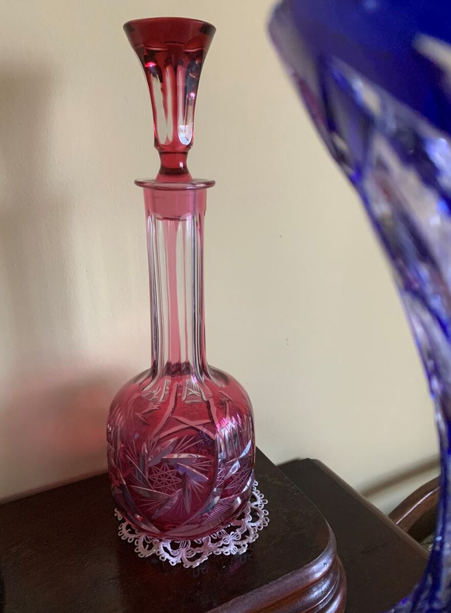 коллекция графинов ссср. старый стеклянный графин. советский кувшин стеклянный. графин с духами. коллекция графинов.