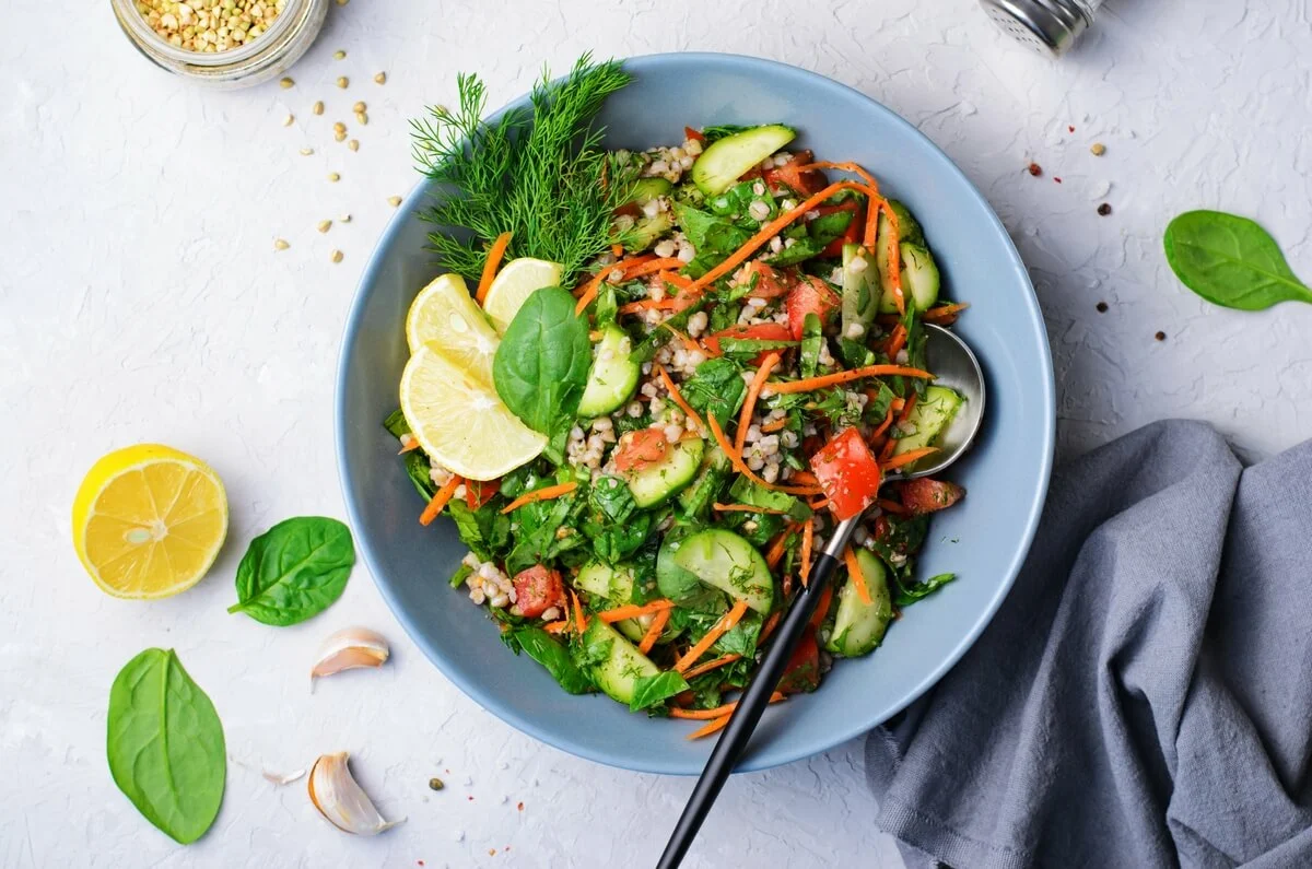 Традиционно табуле готовят с булгуром либо же используют вместо кус-кус. Мы же решили поэкспериментировать и приготовить табуле с зеленой гречкой. Получилось вкусно, необычно и полезно. С удовольствием делимся рецептом. 
