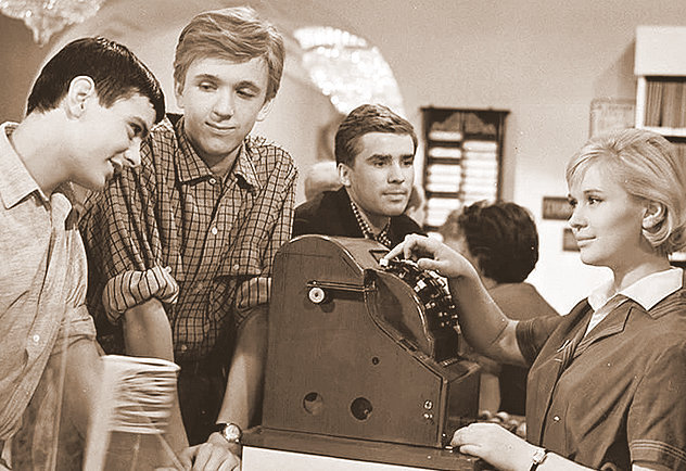 кадры из фильма «Я шагаю по Москве»