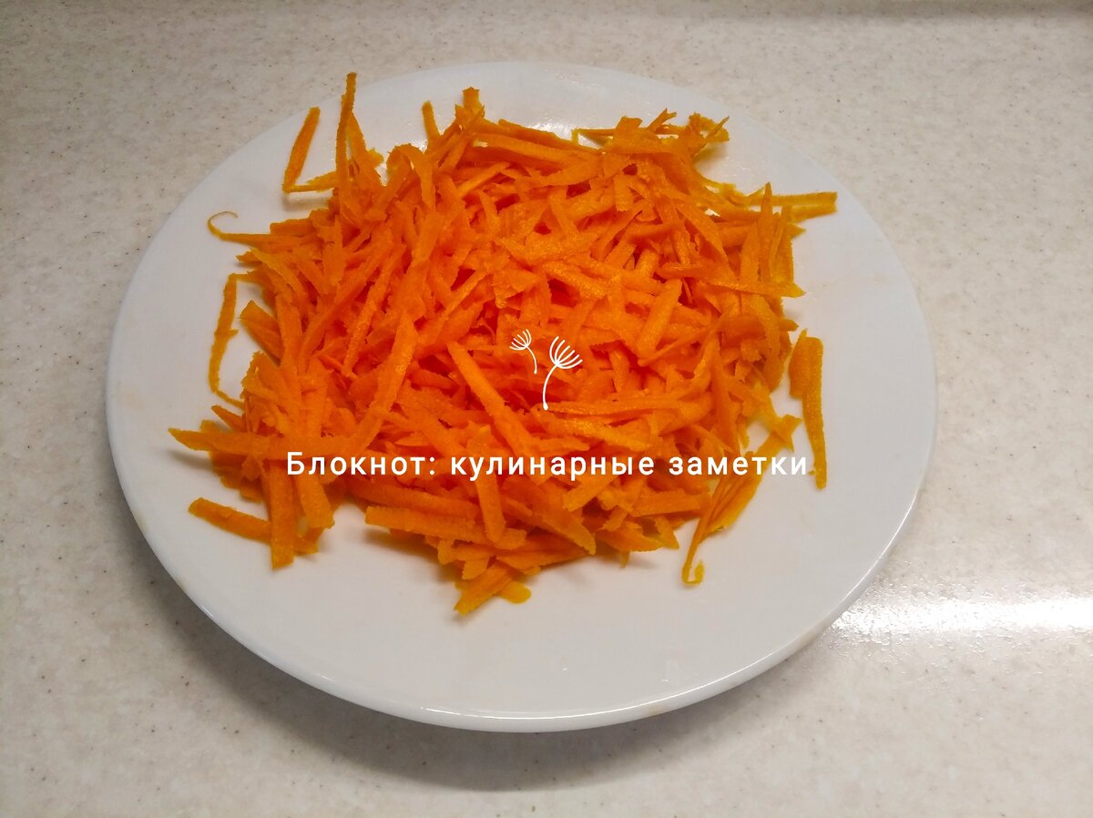 Салат с сырой морковью и яйцом с сыром