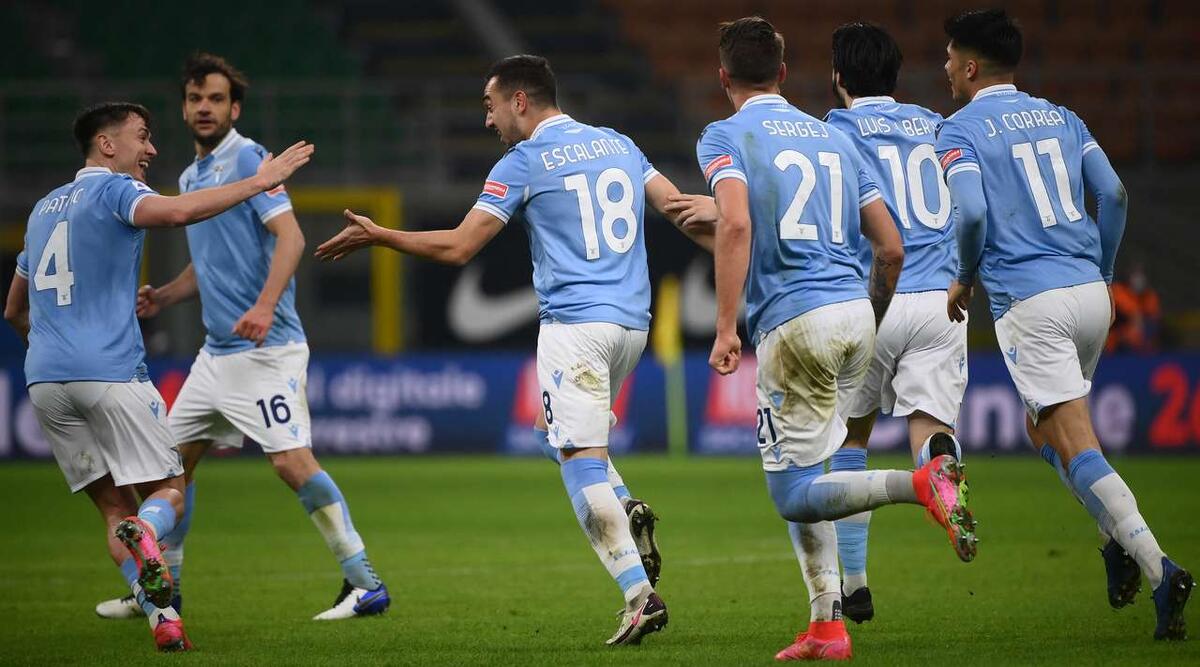 Лацио отыгрывает один мяч в матче против Интера.