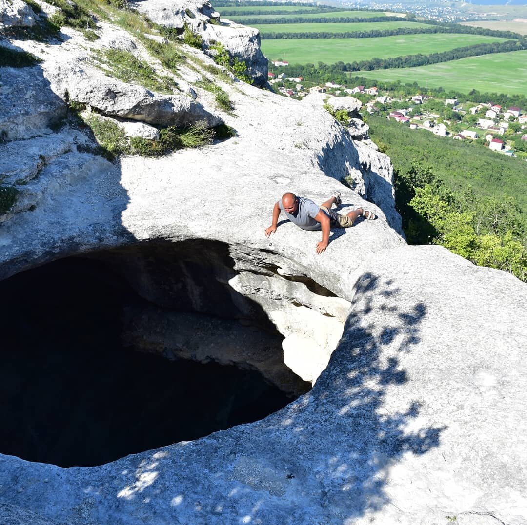Карстовое отверстие в скале. 