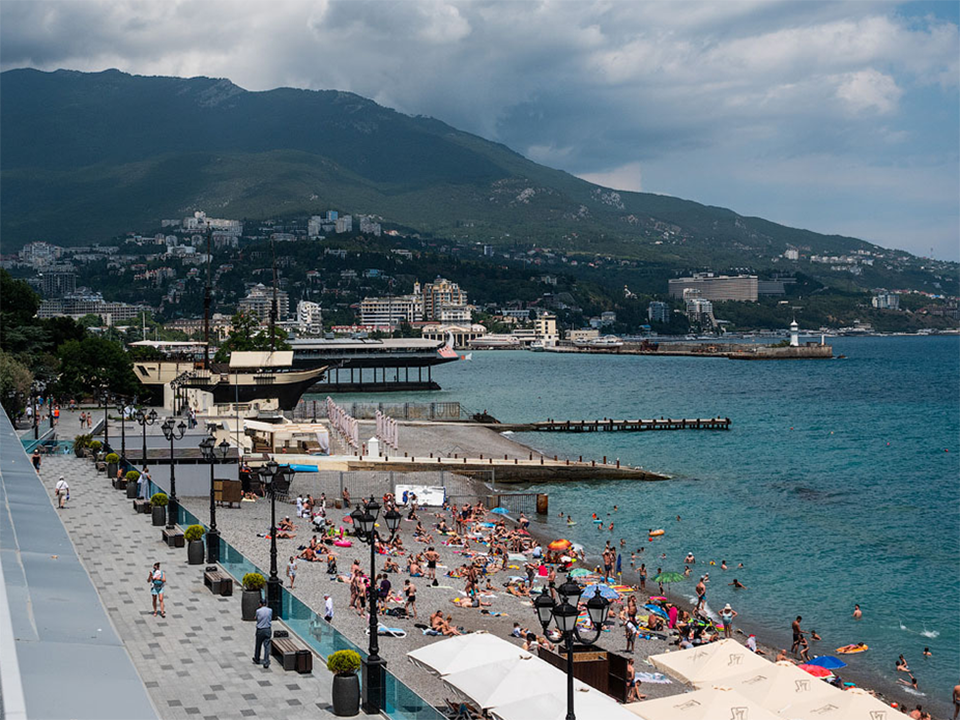 Приморский пляж ялта фото. Пляж Массандра Ялта. Приморский пляж Ялта. Массандровский пляж в Ялте. Ялта пляж 2023.