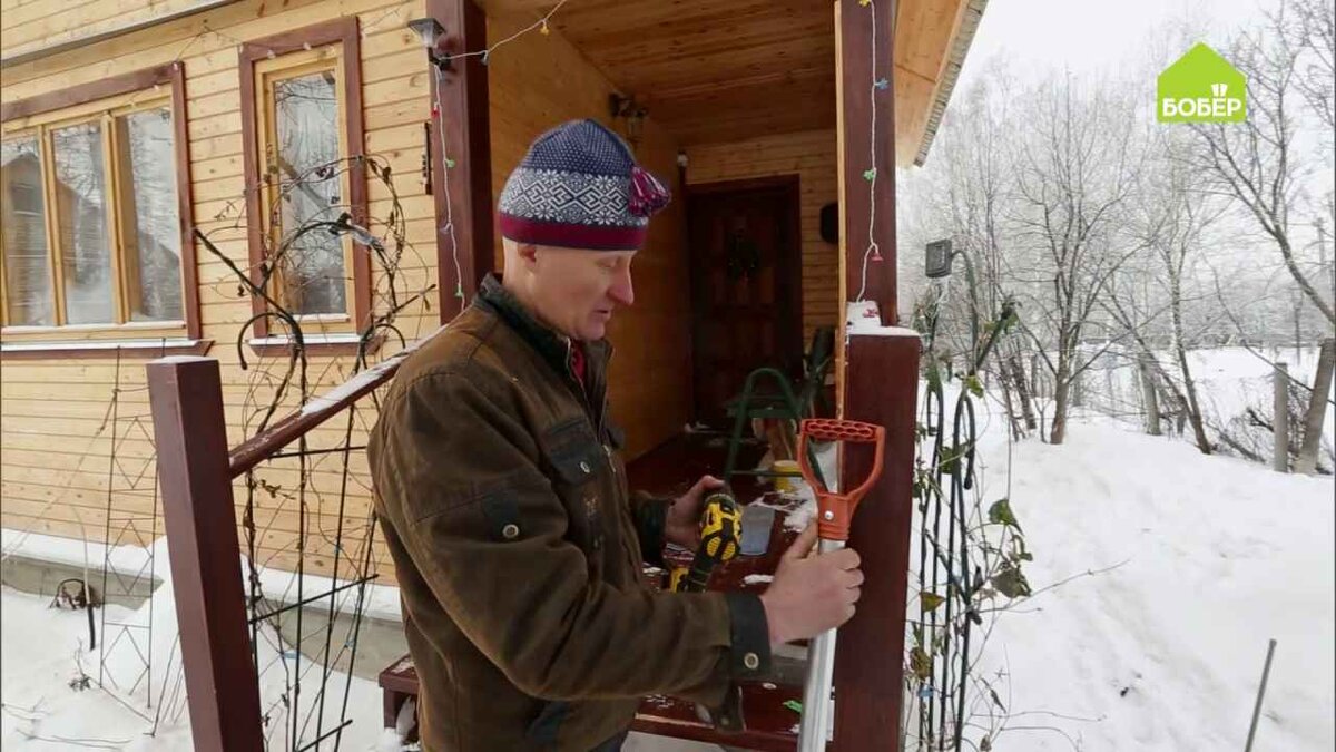 Шайба прижимает пластик, и ручка держится крепче.