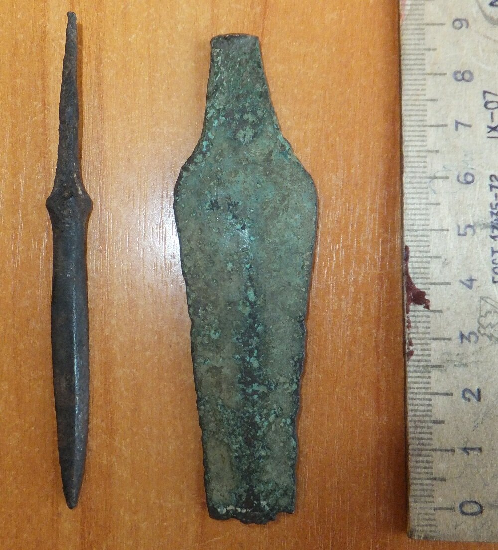 Бронзовый кинжал (справа). Случайная находка в Катайском районе Курганской области. Фото О. С. Зелениной