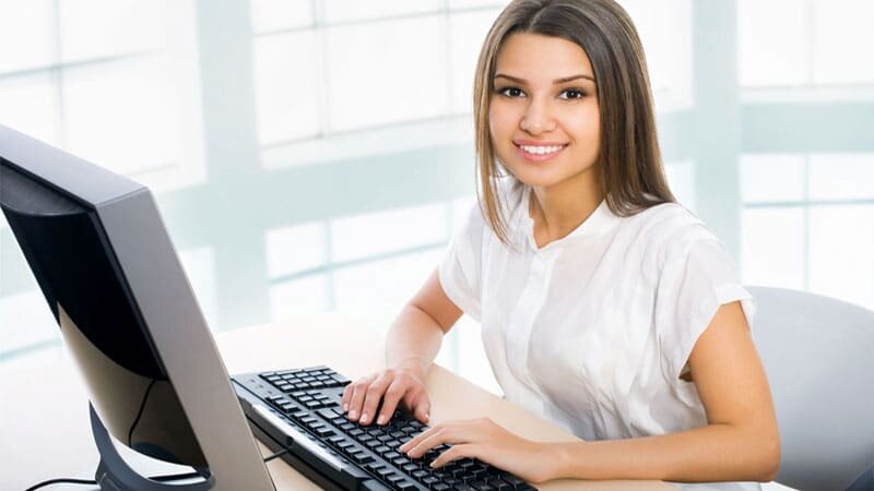 Менеджер по рекламе должен легко идти на контакт и представительно выглядеть