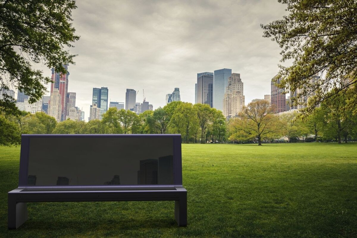  У нее даже есть режим хамелеона, когда скамейка показывает все, что происходит за ней