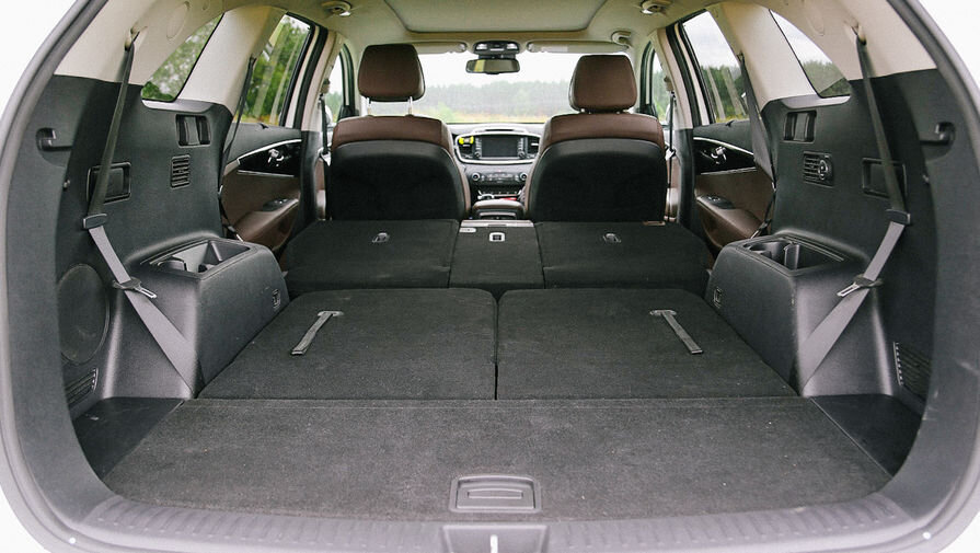 1. Адекватная цена это было Одним из главных преимуществ Sorento Prime — относительно невысокая цена на данный момент. Как ни крути, за миллион восемьсот 
покупатель получал довольно большой кроссовер с вполне приличным списком базового оборудования — тут был двухзонный климат-контроль, круиз-контроль, 
широкий спектр электронных систем безопасности, омыватель фар и много чего еще. При этом автомобиль был  с полным приводом, 188-сильным бензиновым 
двигателем и 6-ступенчатым автоматом.