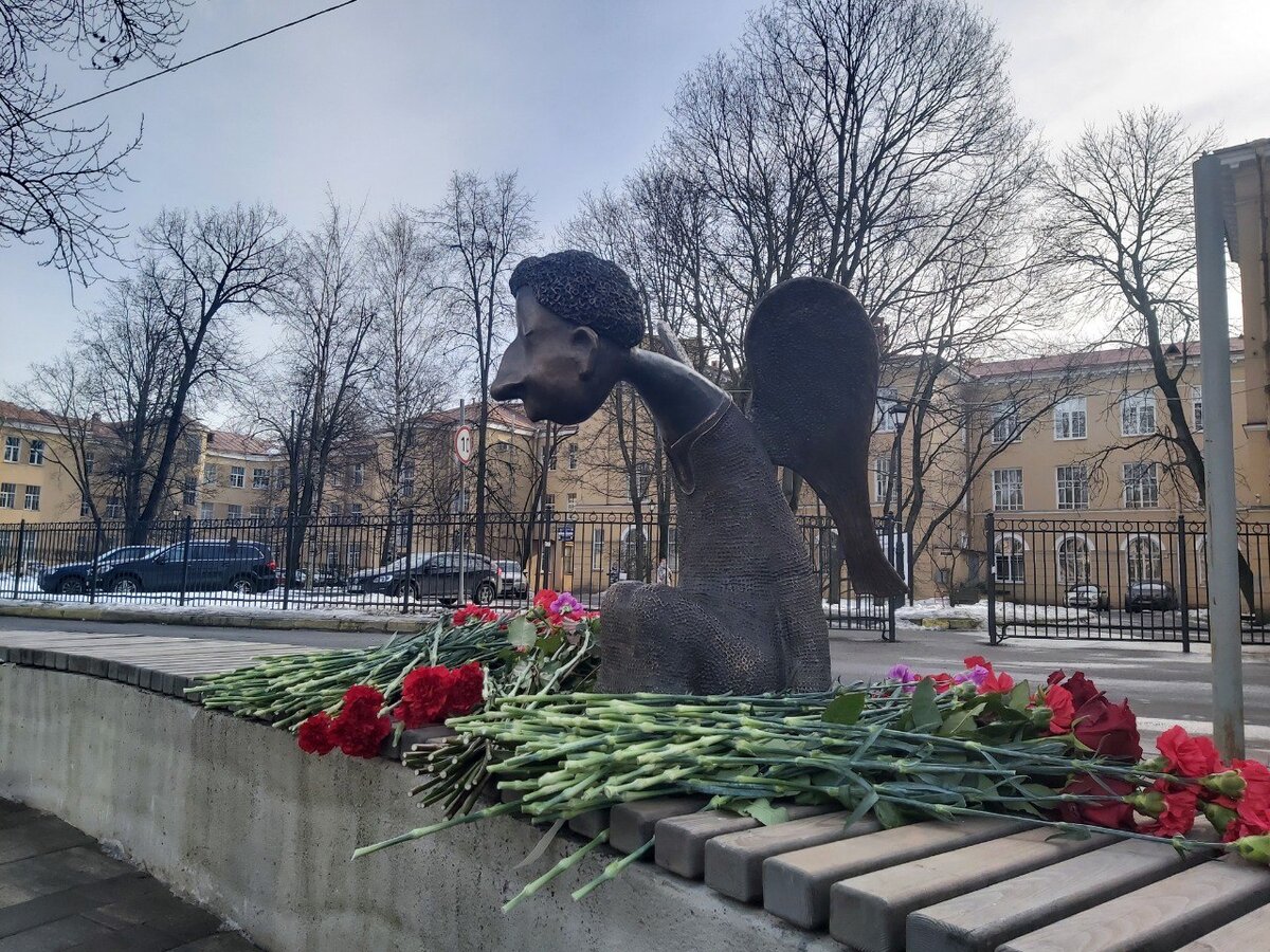 Памятник погибшим врачам СПБ