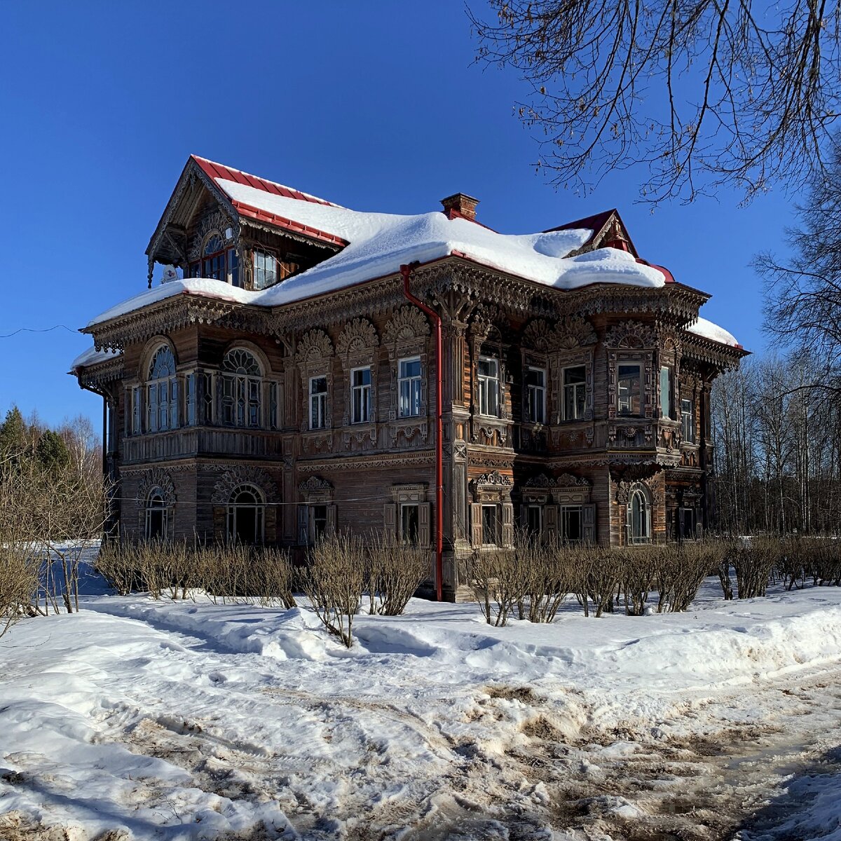 Как русские крестьяне-соперники в Чухломских лесах удивляли соседей своими домами. Два терема: в Асташово и в Погорелово.