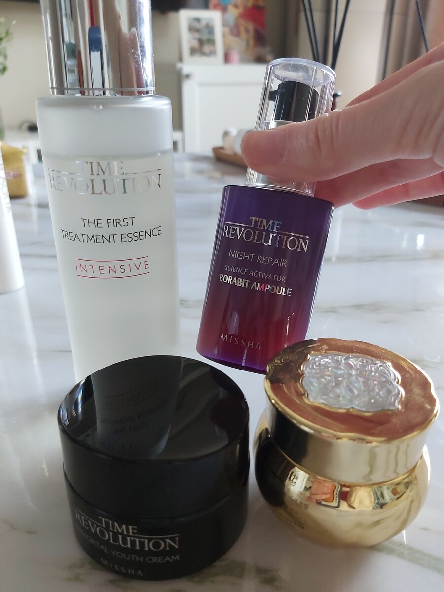 Круглая золотая баночка-крем для глаз