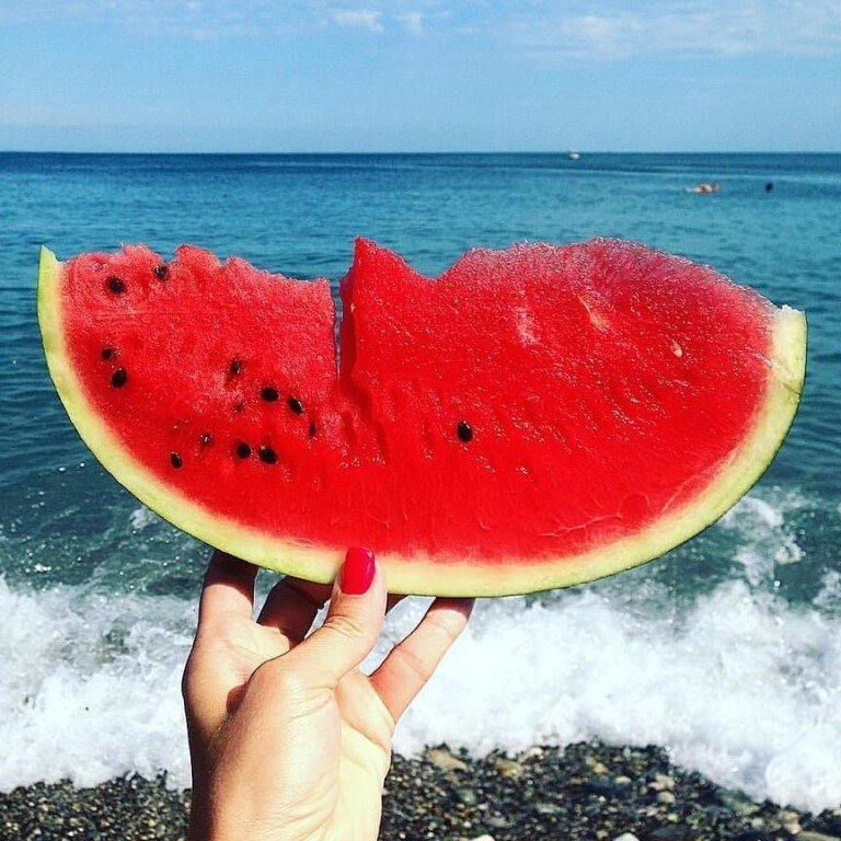 Фрукты на пляже