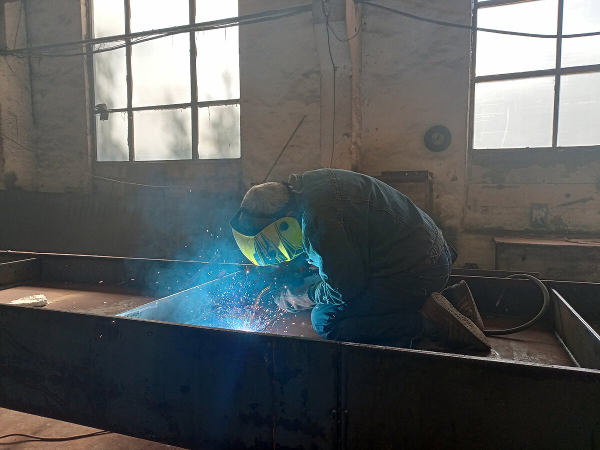 Сварщик на производстве.