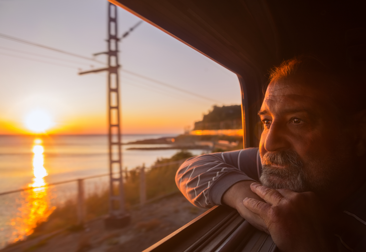 Поезд жизни уходит. Мужчина в поезде. Мужчина в поезде у окна. Человек в окне поезда. Поезд на закате.