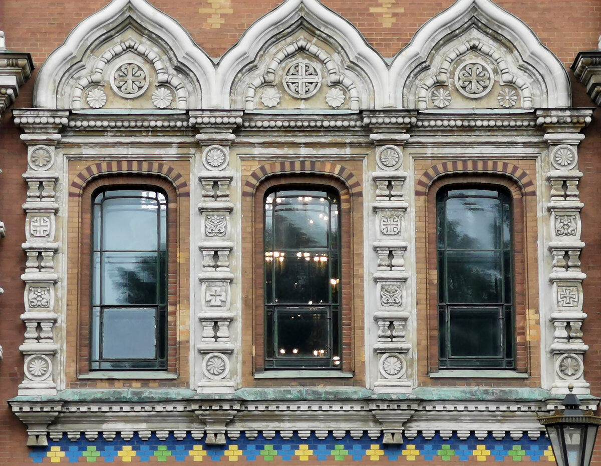 Окна спб отзывы. Елисеевский дворец окна. Питерские окна. Окно дворца.