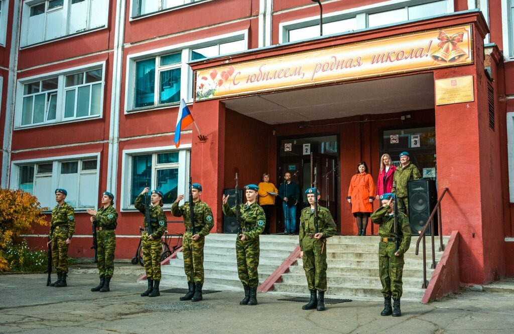 В Твери десантники провели праздник «ВДВ, вперед!» в школе №14