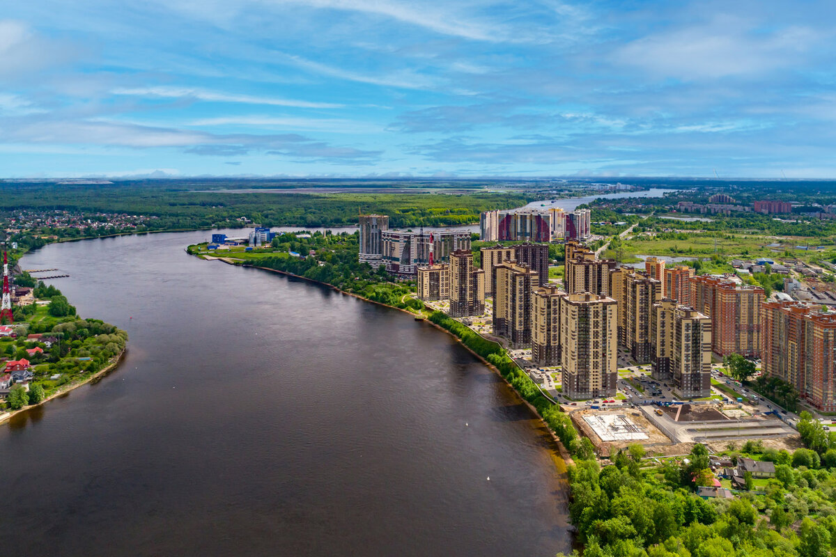 Или просто наслаждаться панорамным видом на реку: и зимой и летом