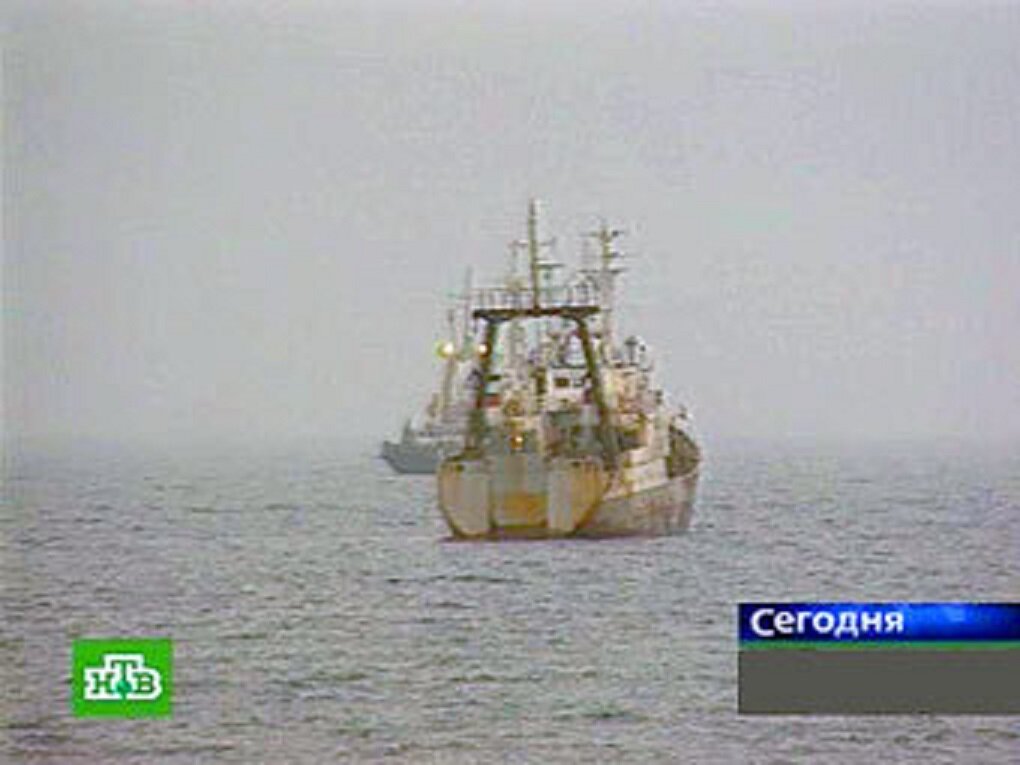 Погоня за "Электроном". Источник фото: https://lenta.ru/news/2006/08/18/fishermen1/