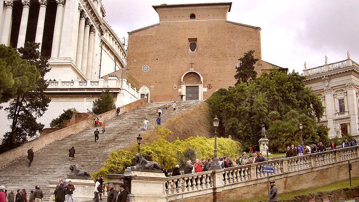 Базилика Санта-Мария-ин-Арачели на вершине Капитолийского холма