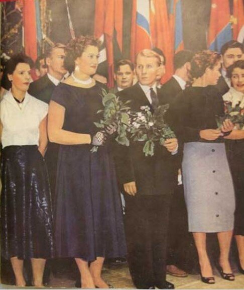 Фото: foto-history.livejournal.com встреча с москвичами членов советской олимпийской сборной Игр XVI Олимпиады в Мельбурне. На первом плане (слева направо): Софья Муратова, Нина Пономарева, Владимир Куц, Мария Писарева и Мария Голубничая. Дворец спорта Лужники, 1956-й год