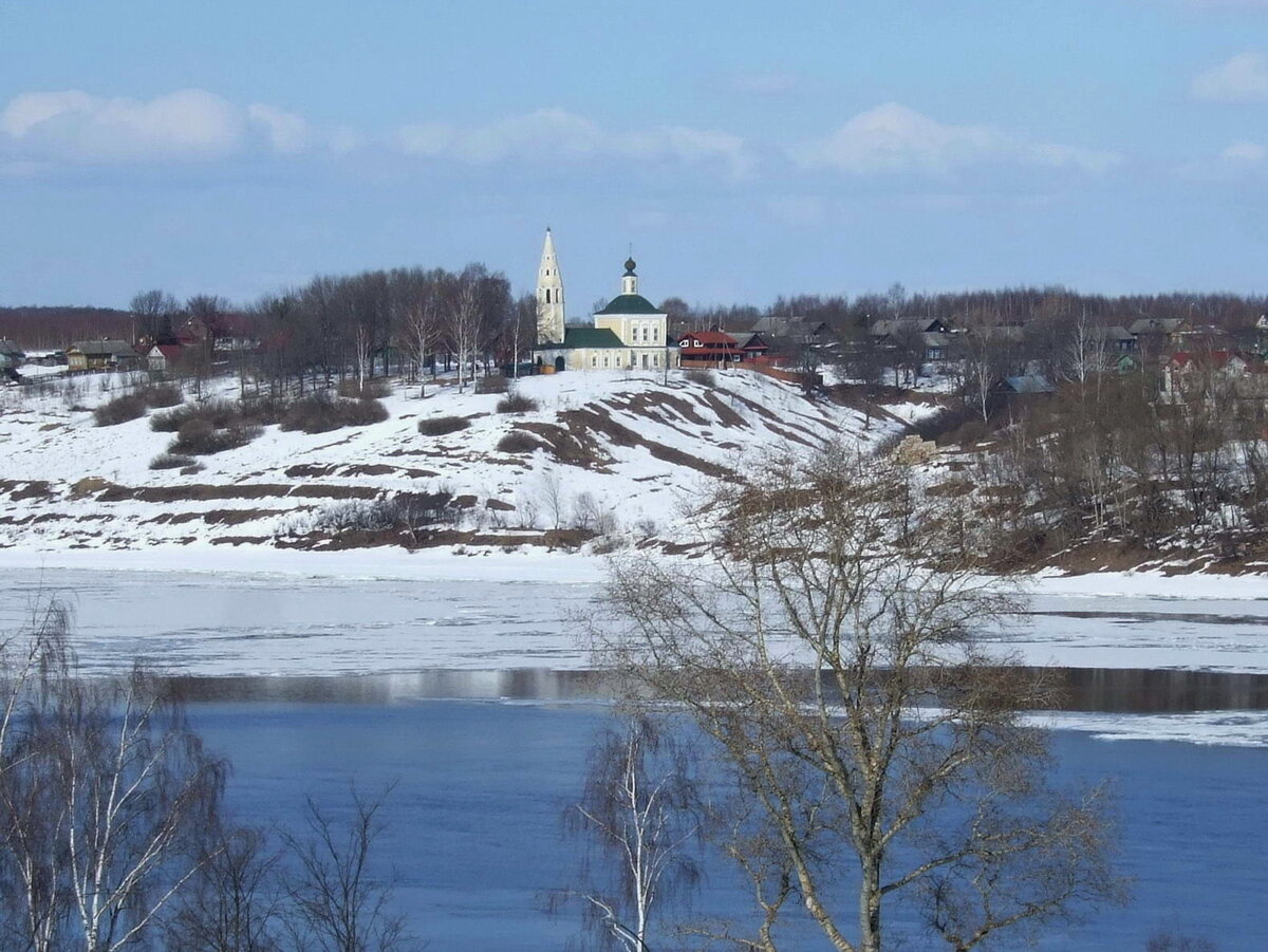 Весенний вид левобережного Тутаева с Троицкой церковью. На рисунке Белоногова – она крайняя слева на обрезе листа