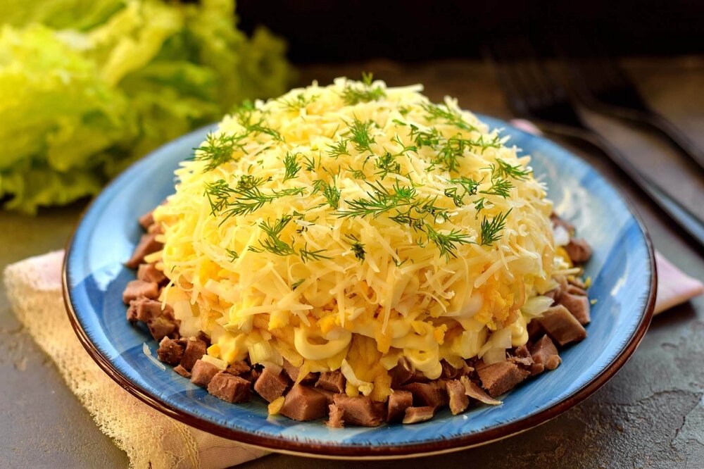 Салат с говядиной и яблоком